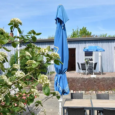 Pretty In Wiek With Garden *